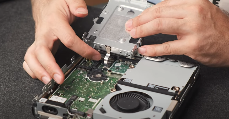 Cuidado con el cable FLEX al cambiar los discos duros en un Mini PC